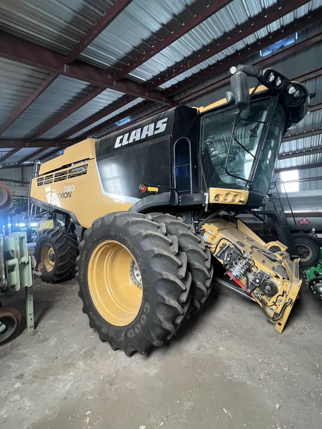 Image of CLAAS LEXION 740 equipment image 1