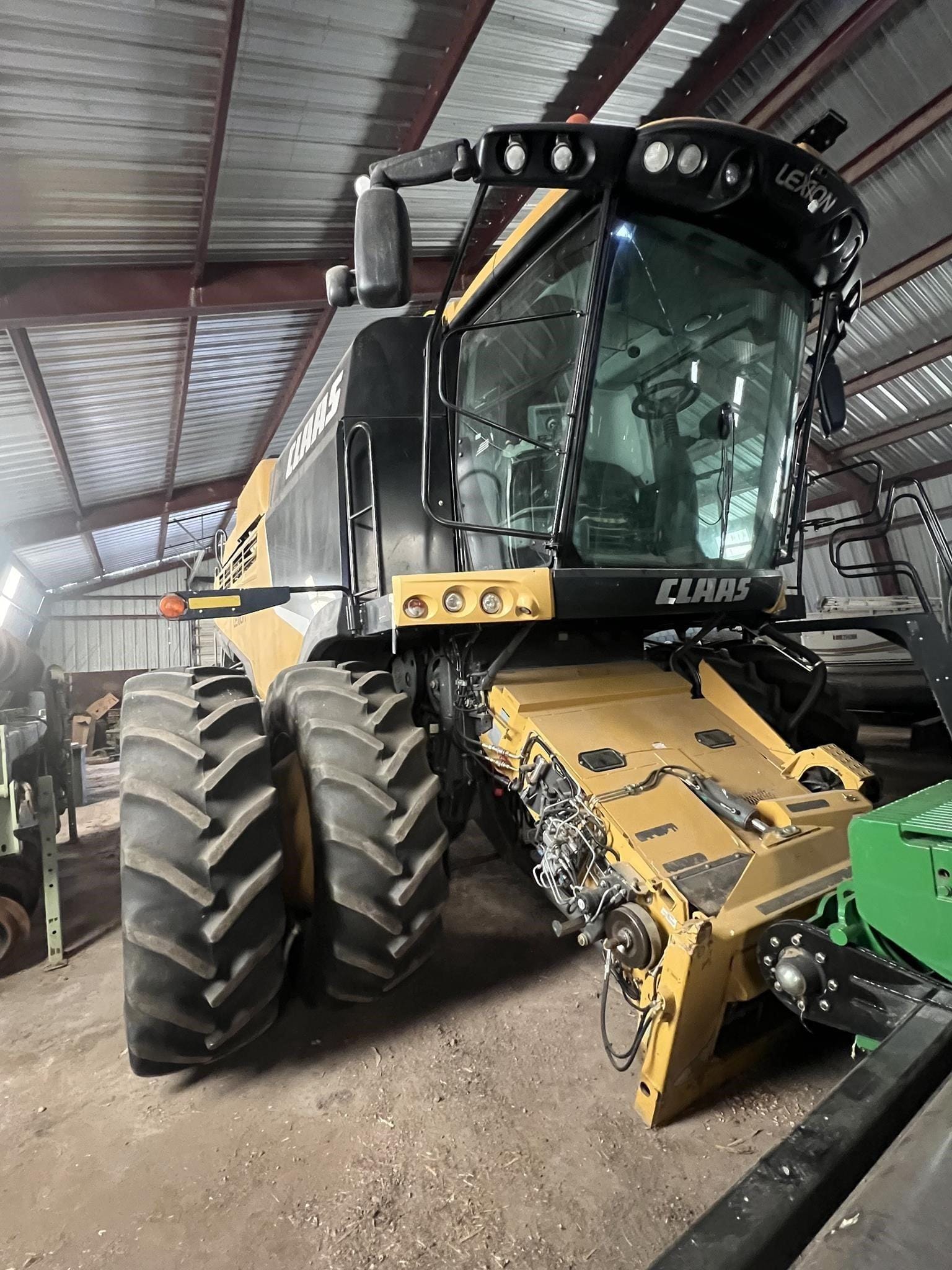 2017 CLAAS LEXION 740 Equipment Image0