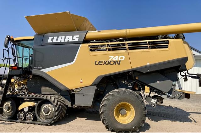 Image of CLAAS LEXION 740TT equipment image 1