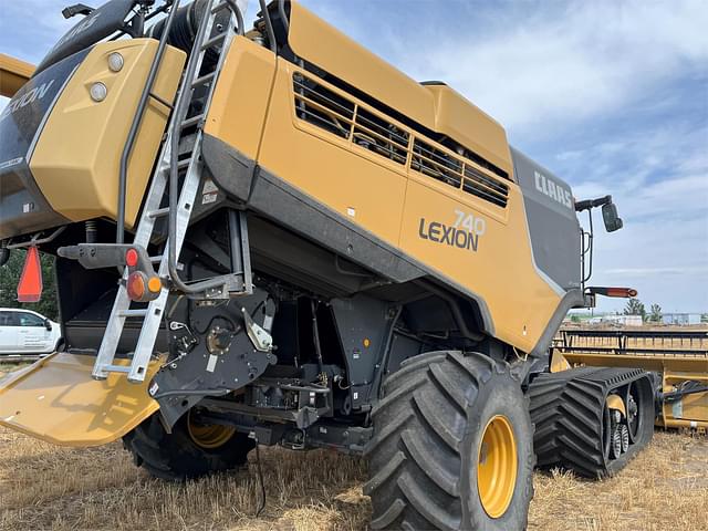 Image of CLAAS LEXION 740TT equipment image 2