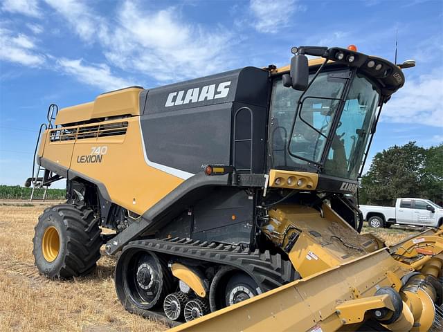 Image of CLAAS LEXION 740TT equipment image 1