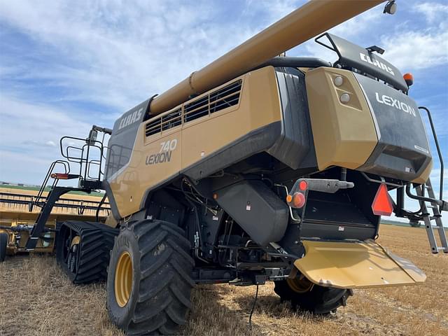 Image of CLAAS LEXION 740TT equipment image 3
