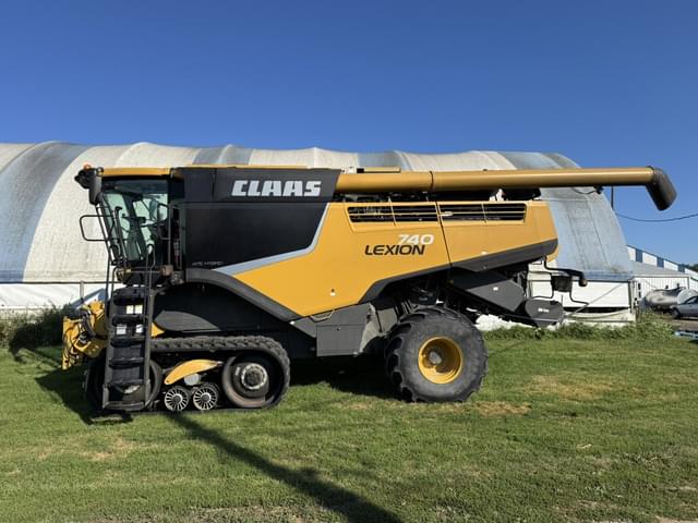Image of CLAAS LEXION 740TT equipment image 2