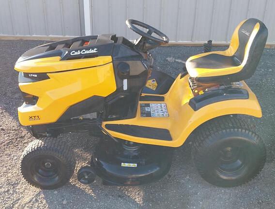 2017 Cub Cadet XT1 LT42 Equipment Image0