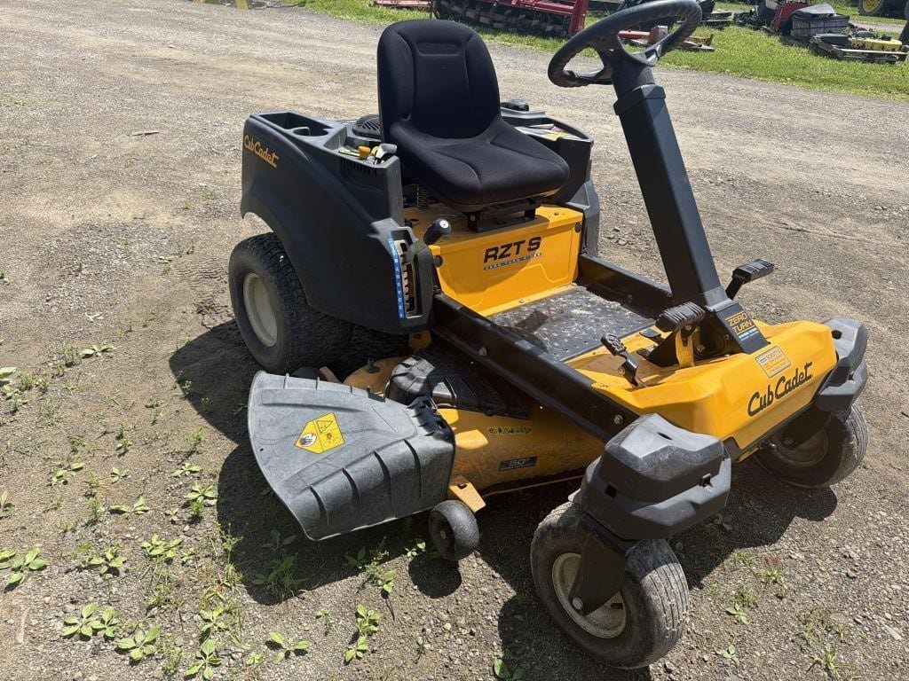 2017 Cub Cadet RZT-S50 Equipment Image0