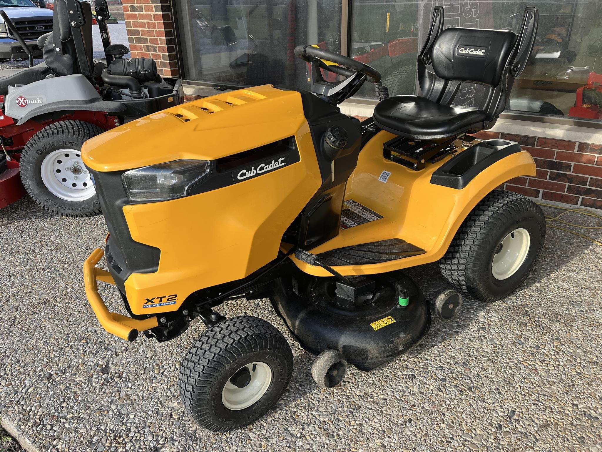 2017 Cub Cadet XT2 LX42 Equipment Image0
