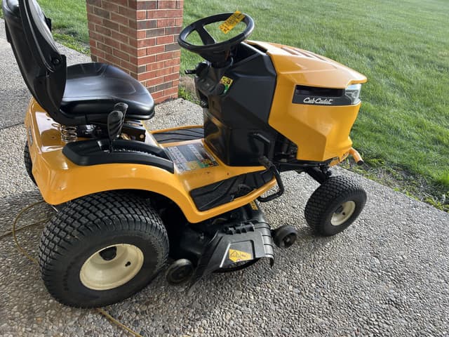 Image of Cub Cadet XT2 LX42 equipment image 3