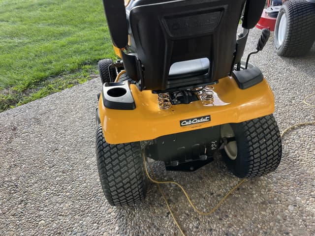 Image of Cub Cadet XT2 LX42 equipment image 4
