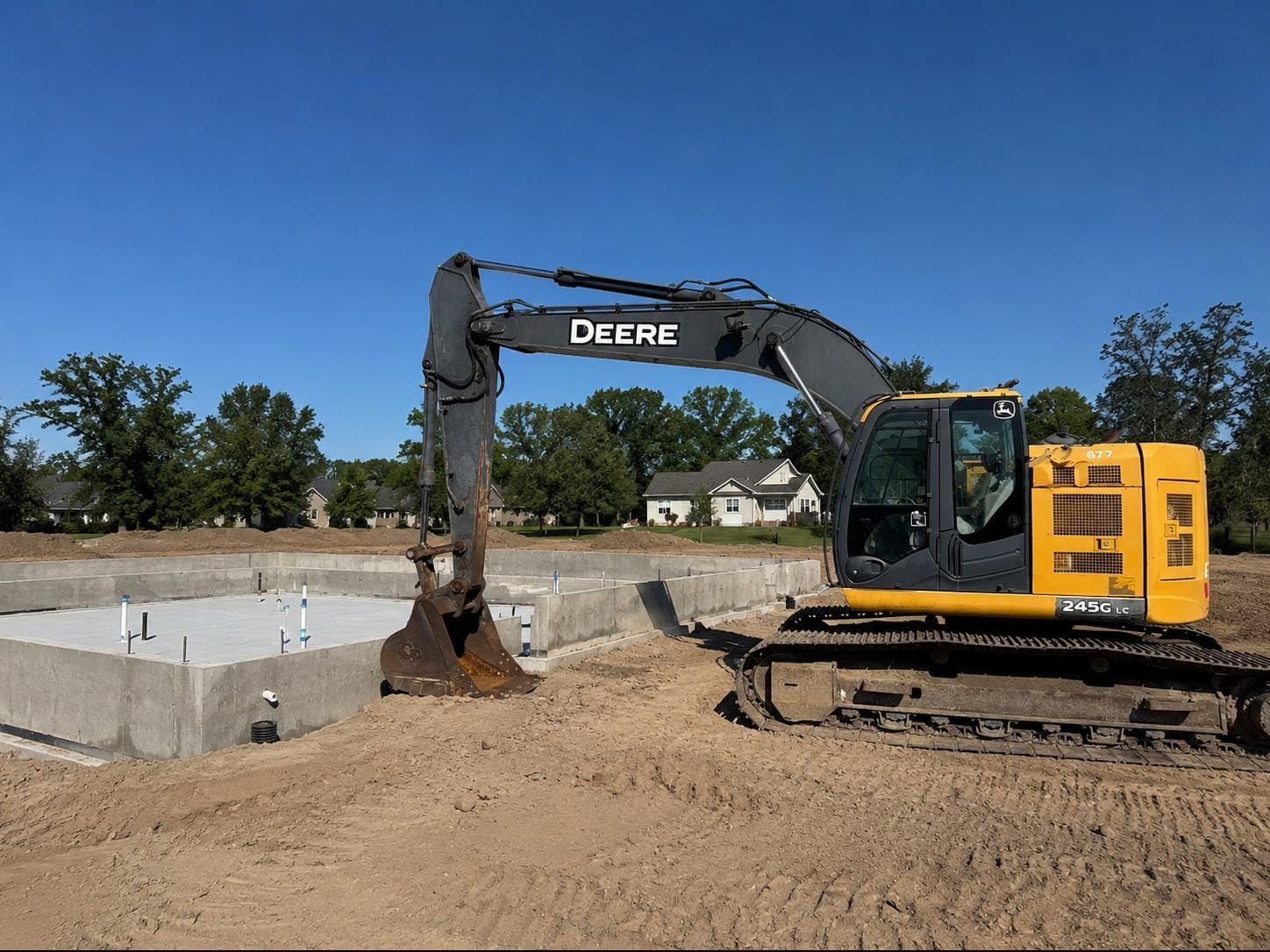 2017 John Deere 245G LC Equipment Image0