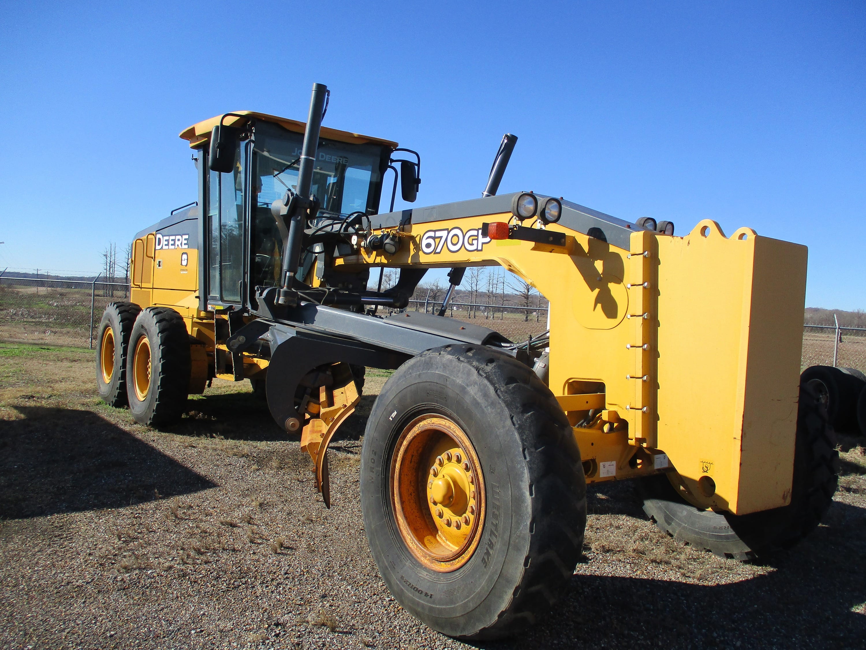 2017 John Deere 670GP Equipment Image0