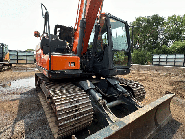 Image of Doosan DX140LC-5 equipment image 4
