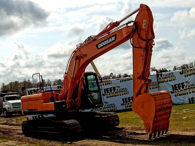 Image of  Doosan DX225LC equipment image 2