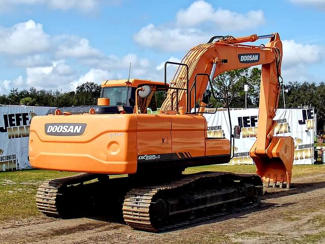 Image of  Doosan DX225LC equipment image 4