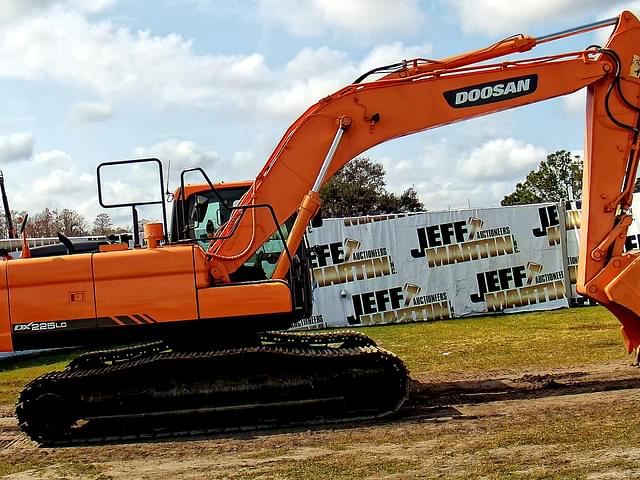 Image of  Doosan DX225LC equipment image 3