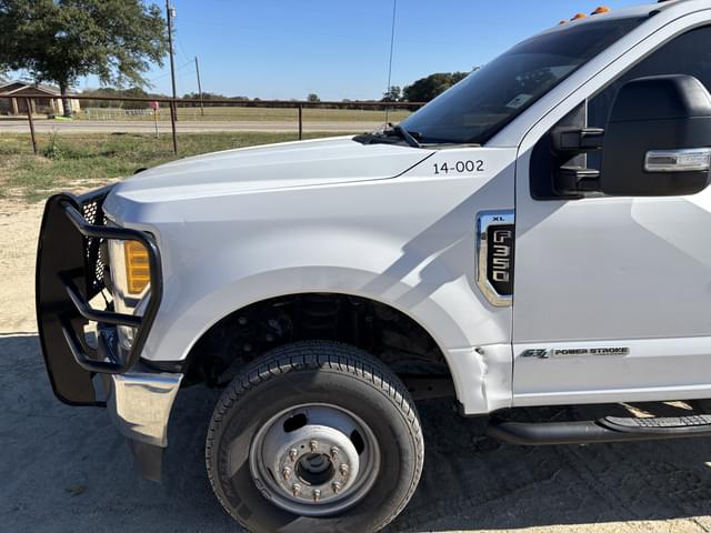 Image of Ford F-350 equipment image 2