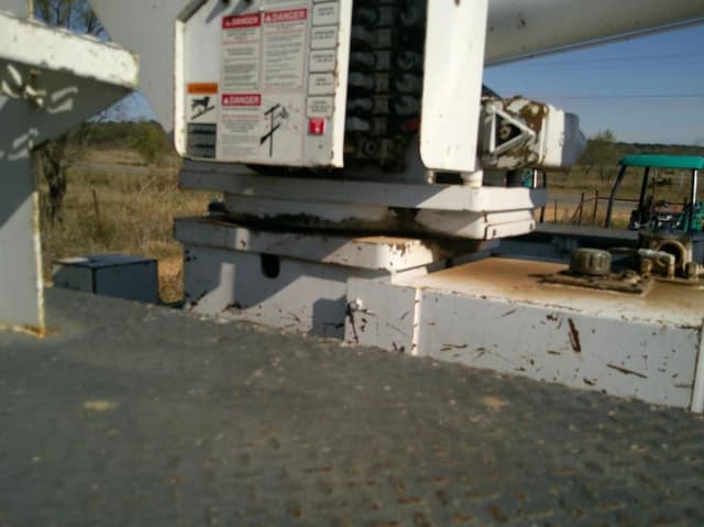 Image of Ford F-750 equipment image 4