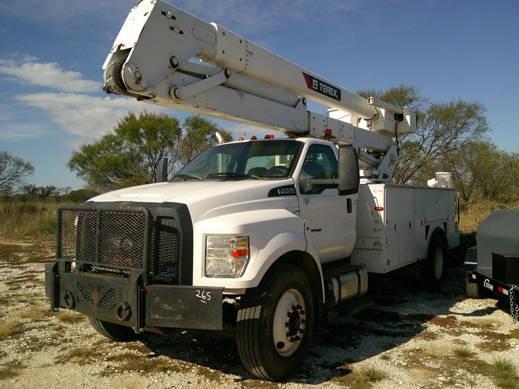 2017 Ford F-750 Equipment Image0