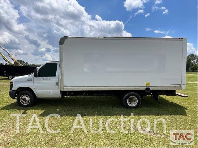 Image of Ford E-350 equipment image 1