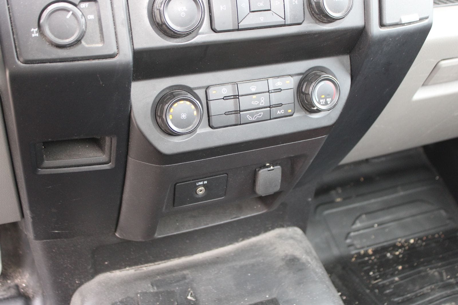 2017 Ford F-150 Equipment Image0