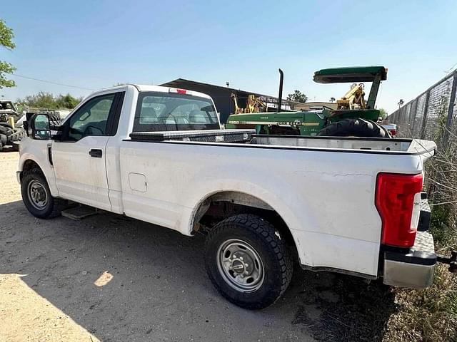 Image of Ford F-250 equipment image 3