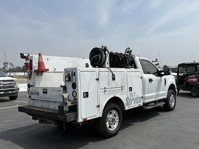 Image of Ford F-250 equipment image 2