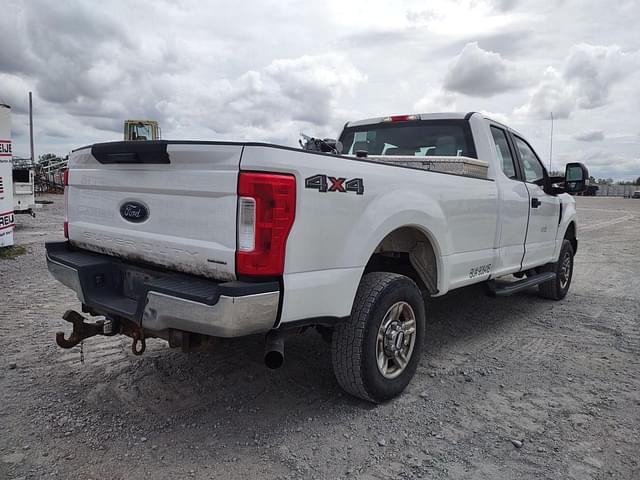 Image of Ford F-250 equipment image 4