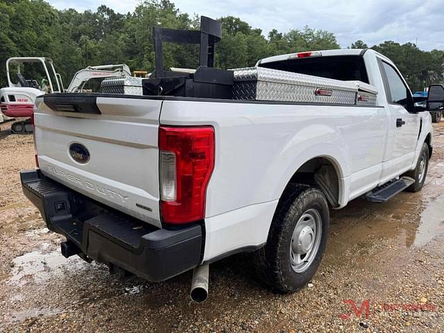Image of Ford F-250 equipment image 2