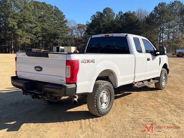 Image of Ford F-250 equipment image 2