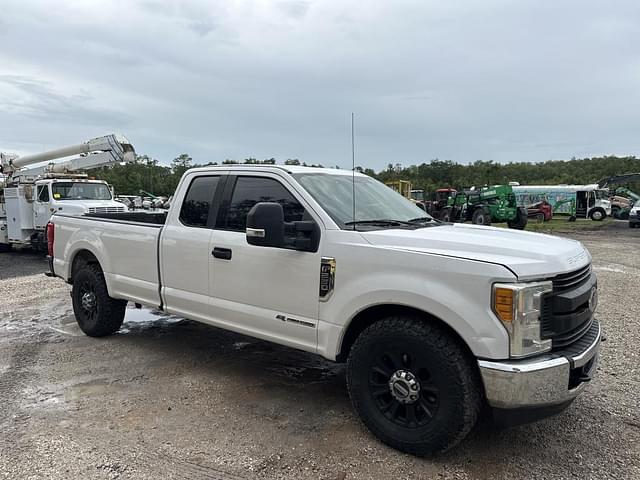 Image of Ford F-250 equipment image 3