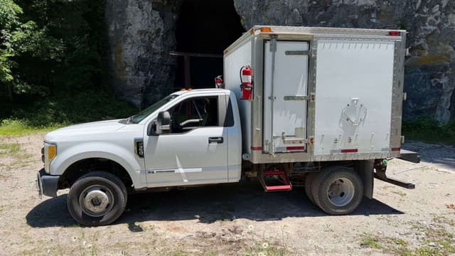 Image of Ford F-350 equipment image 1
