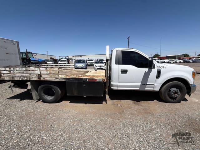 Image of Ford F-350 equipment image 3