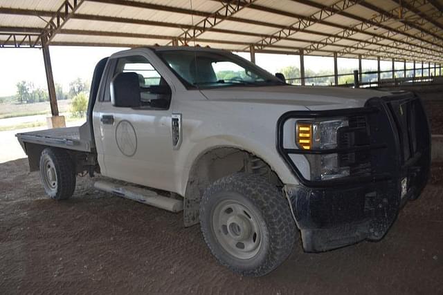 Image of Ford F-350 equipment image 2