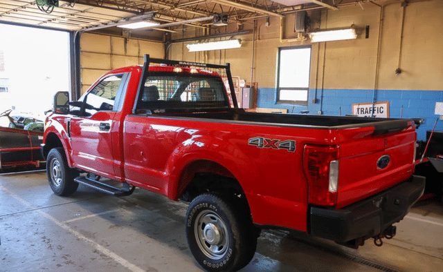 Image of Ford F-350 equipment image 2