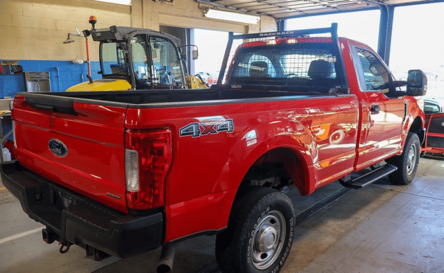 Image of Ford F-350 equipment image 4