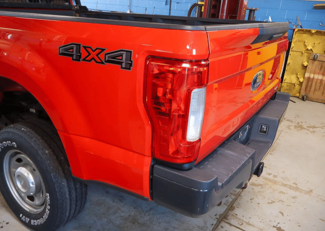 Image of Ford F-350 equipment image 3