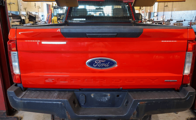 Image of Ford F-350 equipment image 4