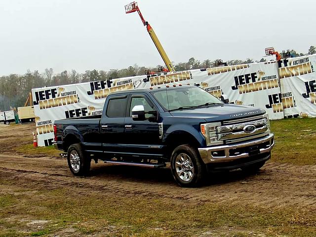 Image of Ford F-350 equipment image 2