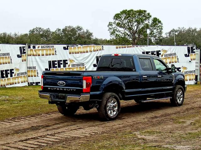 Image of Ford F-350 equipment image 4