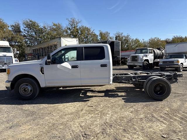 Image of Ford F-350 equipment image 1