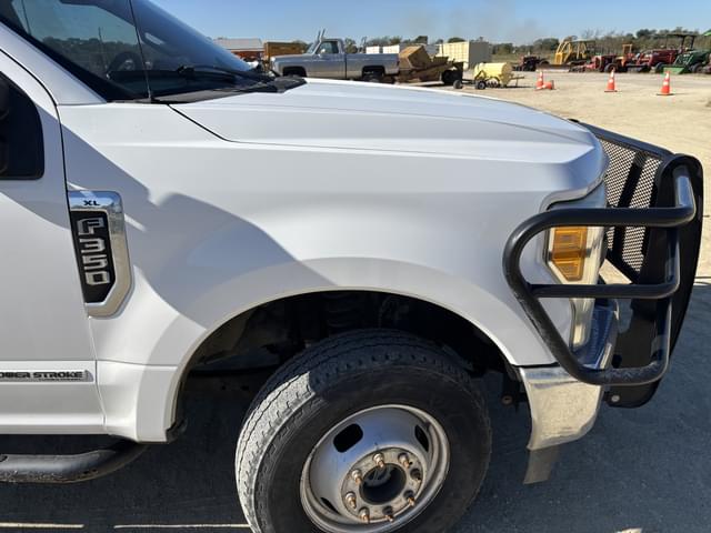 Image of Ford F-350 equipment image 4