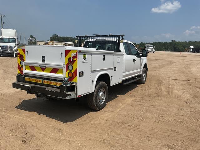 Image of Ford F-350 equipment image 4