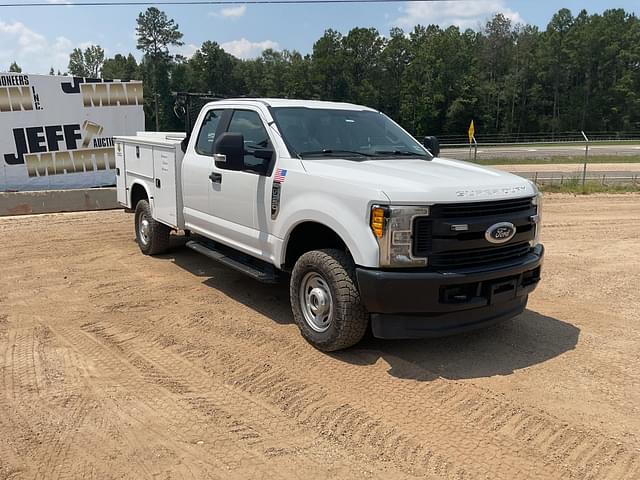 Image of Ford F-350 equipment image 2