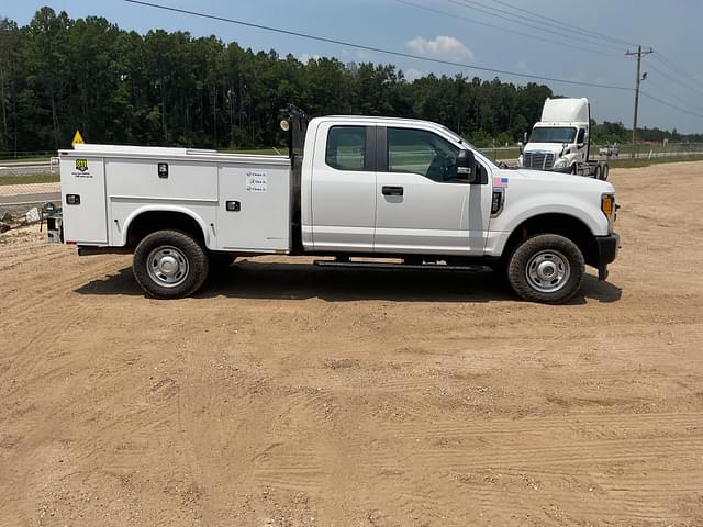 Image of Ford F-350 equipment image 3