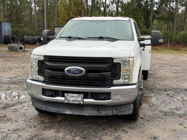 Image of Ford F-350 equipment image 1
