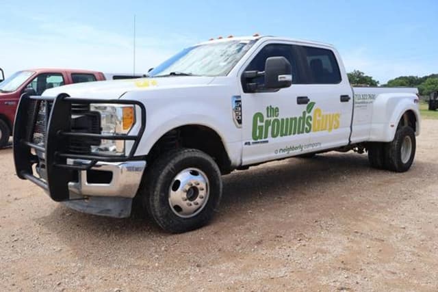 Image of Ford F-350 equipment image 1