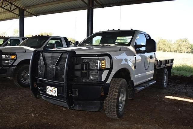 Image of Ford F-350 equipment image 1