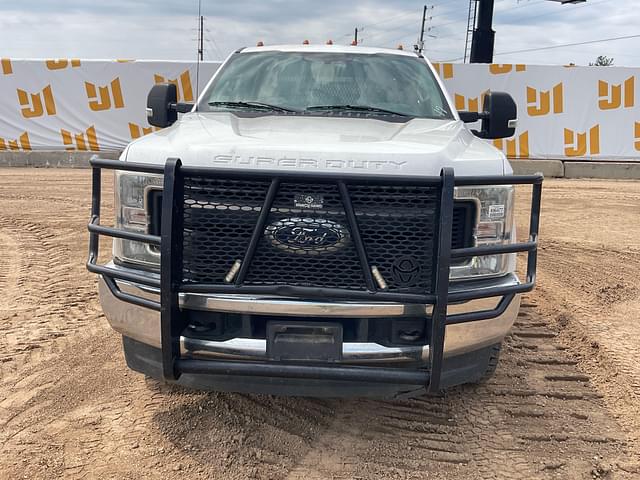 Image of Ford F-350 equipment image 1