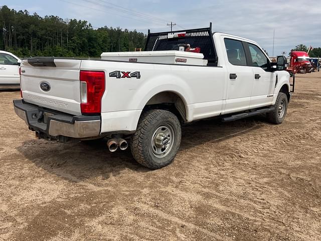 Image of Ford F-350 equipment image 4