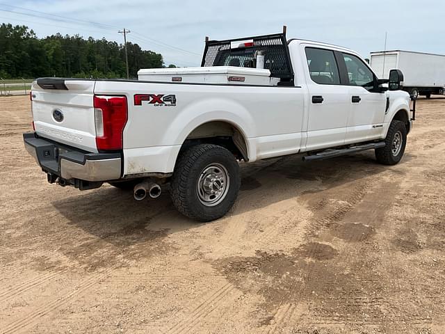 Image of Ford F-350 equipment image 4