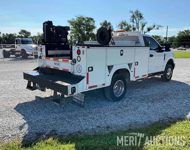 Image of Ford F-350 equipment image 4